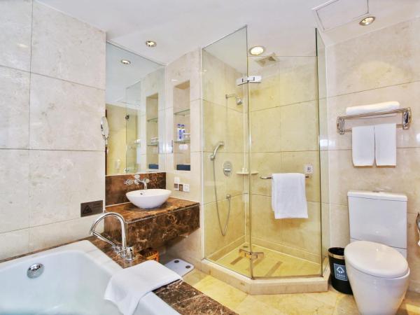 Dong Fang Hotel Guangzhou- Free Shuttle Bus to Canton Fair Complex & Overseas Buyer Registration Services during Canton Fair Period : photo 4 de la chambre chambre de luxe lit king-size - non-fumeurs