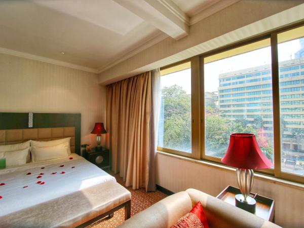 Dong Fang Hotel Guangzhou- Free Shuttle Bus to Canton Fair Complex & Overseas Buyer Registration Services during Canton Fair Period : photo 4 de la chambre chambre premier lit king-size - vue sur jardin - non-fumeurs