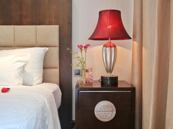 Dong Fang Hotel Guangzhou- Free Shuttle Bus to Canton Fair Complex & Overseas Buyer Registration Services during Canton Fair Period : photo 5 de la chambre chambre premier lit king-size - vue sur jardin - non-fumeurs