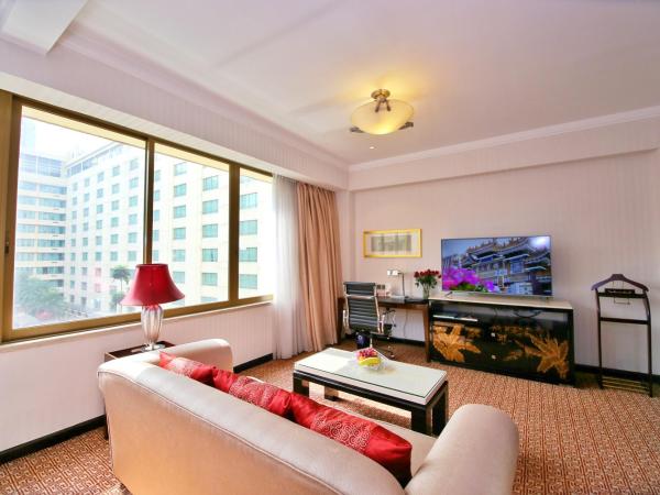 Dong Fang Hotel Guangzhou- Free Shuttle Bus to Canton Fair Complex & Overseas Buyer Registration Services during Canton Fair Period : photo 2 de la chambre chambre premier lit king-size - vue sur jardin - non-fumeurs