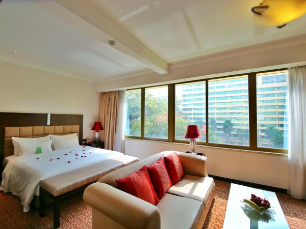 Dong Fang Hotel Guangzhou- Free Shuttle Bus to Canton Fair Complex & Overseas Buyer Registration Services during Canton Fair Period : photo 3 de la chambre chambre premier lit king-size - vue sur jardin - non-fumeurs