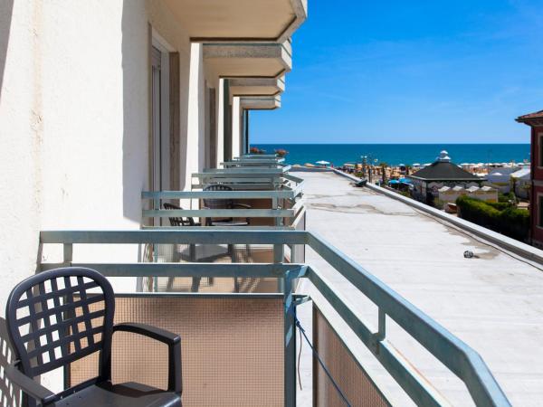 Hotel Adlon : photo 3 de la chambre chambre quadruple confort