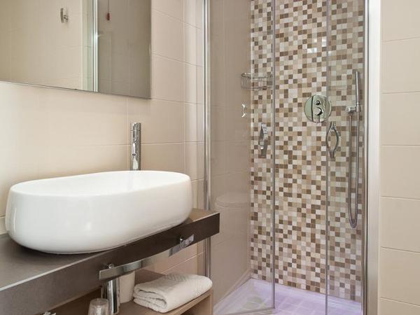 Hotel Adlon : photo 5 de la chambre chambre double ou lits jumeaux classique - vue partielle sur mer