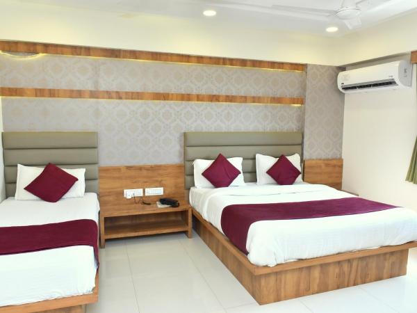 Hotel Royal King by Sky Stays : photo 1 de la chambre chambre triple classique