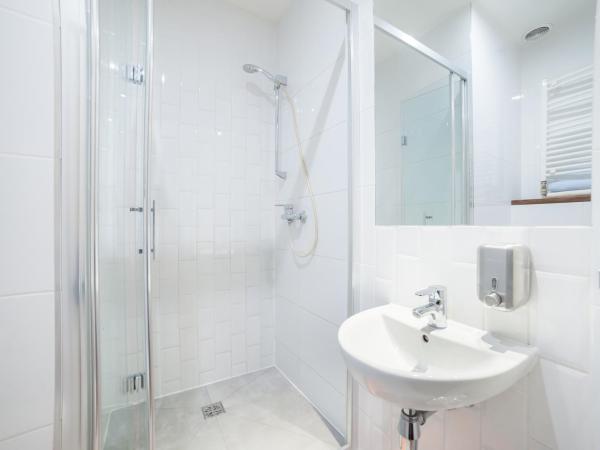 Dizzy Daisy Hostel : photo 8 de la chambre chambre double avec salle de bains privative