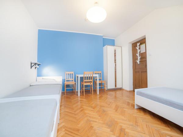 Dizzy Daisy Hostel : photo 7 de la chambre chambre triple avec salle de bains commune