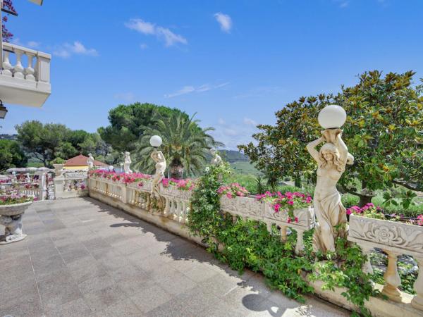 Le Château de Mei Lese : photo 6 de la chambre suite supérieure (3 adultes) avec balcon et vue sur la mer