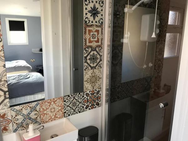 Cozy Rooms : photo 5 de la chambre chambre lits jumeaux avec salle de bains