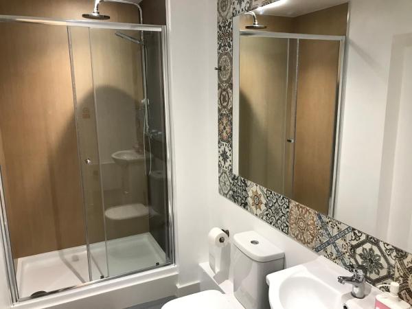 Cozy Rooms : photo 5 de la chambre chambre lits jumeaux avec salle de bains commune