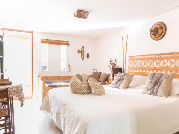 Maison d'hôtes L'îlot bambou : photo 7 de la chambre chambre double avec lit d'appoint
