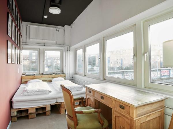Urban Camper Hostel & Bar : photo 2 de la chambre chambre d'angle avec lit double