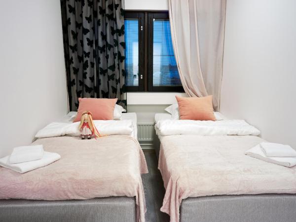 Inn Tourist Hostel : photo 1 de la chambre chambre lits jumeaux - salle de bains commune