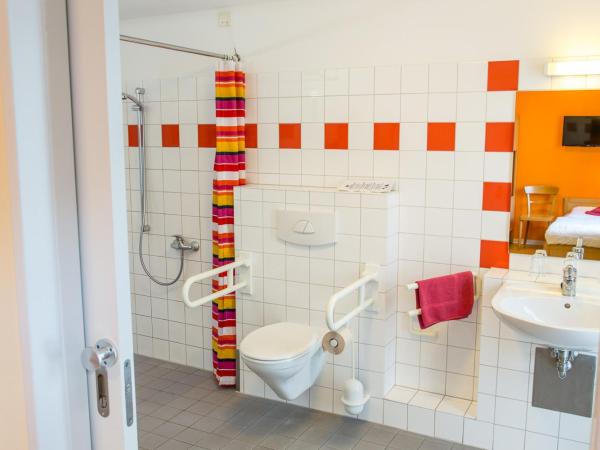 Schanzenstern Altona GmbH : photo 1 de la chambre chambre triple - accessible aux personnes à mobilité réduite