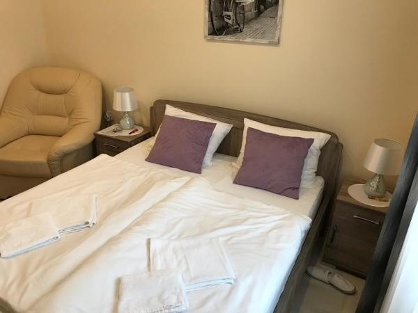 Classic Apartman : photo 1 de la chambre chambre double standard avec salle de bains commune