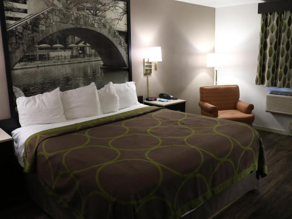 Super 8 by Wyndham San Antonio/I-35 North : photo 1 de la chambre chambre lit king-size - non-fumeurs