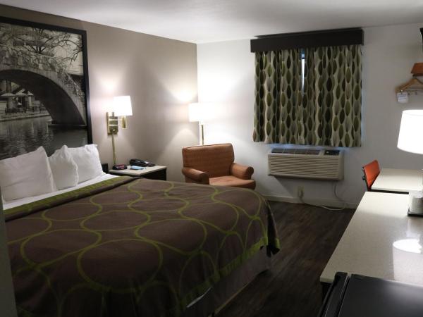 Super 8 by Wyndham San Antonio/I-35 North : photo 2 de la chambre chambre lit king-size - non-fumeurs