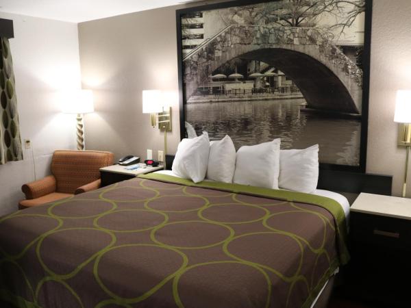Super 8 by Wyndham San Antonio/I-35 North : photo 2 de la chambre chambre lit queen-size - non-fumeurs