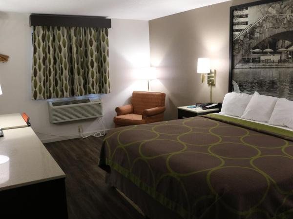 Super 8 by Wyndham San Antonio/I-35 North : photo 3 de la chambre chambre lit king-size avec baignoire - accessible aux personnes à mobilité réduite/malentendantes - non-fumeurs