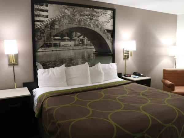 Super 8 by Wyndham San Antonio/I-35 North : photo 5 de la chambre chambre lit king-size avec baignoire - accessible aux personnes à mobilité réduite/malentendantes - non-fumeurs