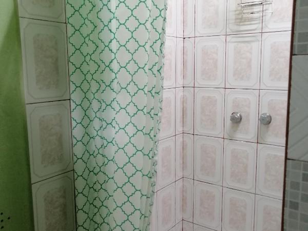 Hostal Maple : photo 2 de la chambre chambre triple avec salle de bains commune