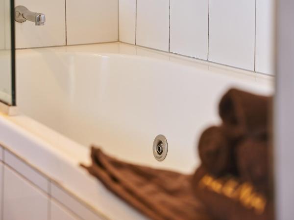 Azena Suites & Apartment : photo 5 de la chambre studio avec lit double ou lits jumeaux et baignoire spa