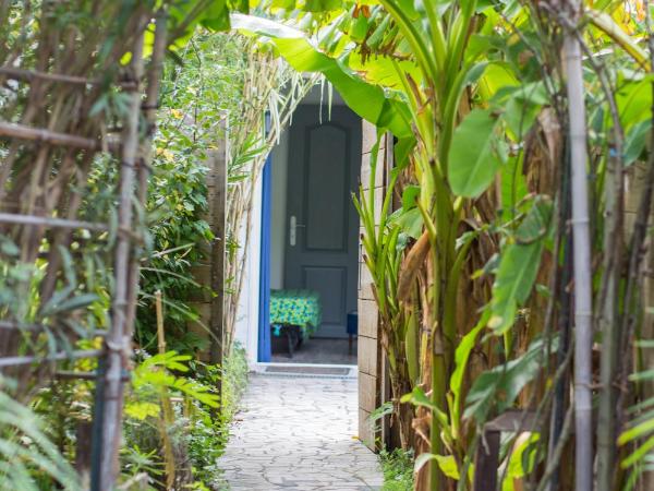 Maison d'hôtes L'îlot bambou : photo 3 de la chambre bungalow - vue sur jardin