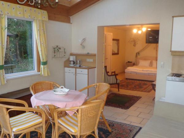 Hotel Restaurant - Häuserl im Wald Graz : photo 9 de la chambre chambre quadruple - annexe 