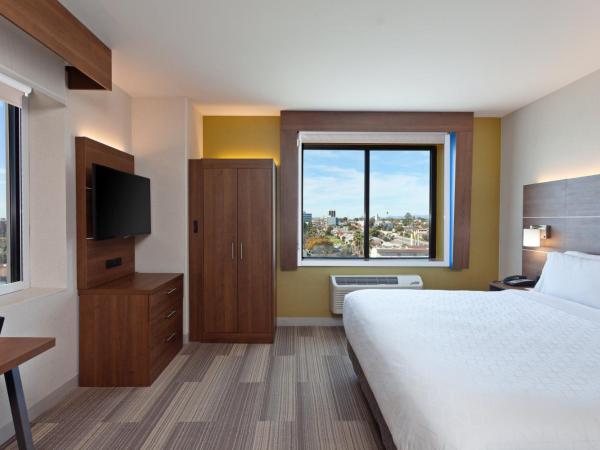 Holiday Inn Express Los Angeles LAX Airport, an IHG Hotel : photo 2 de la chambre suite lit king-size