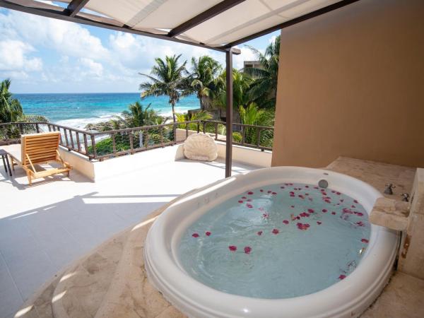 Hotel Playa La Media Luna : photo 3 de la chambre suite lit king-size avec jacuzzi et terrasse - vue sur océan