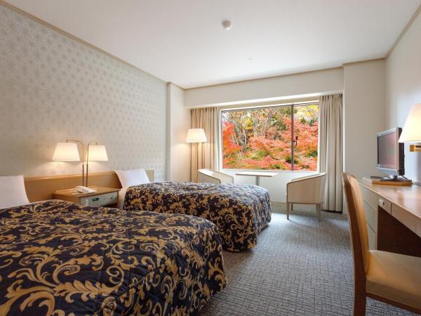 Ranzan : photo 1 de la chambre chambre lits jumeaux - vue sur jardin