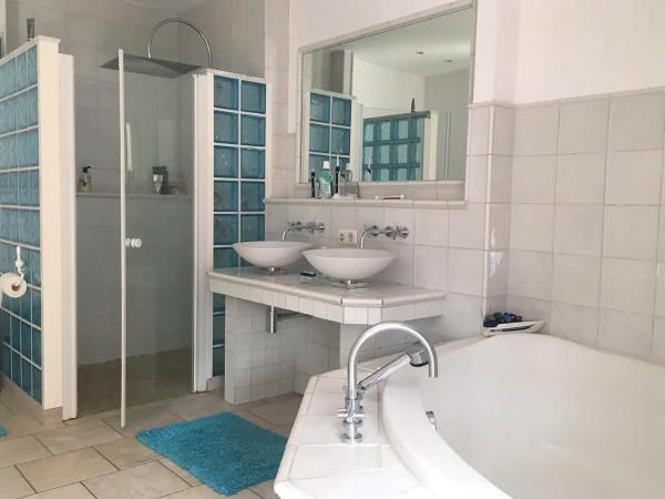 Schönste Lage am Rhein in unmittelbarer Stadtnähe, B & B : photo 7 de la chambre chambre double - vue sur jardin