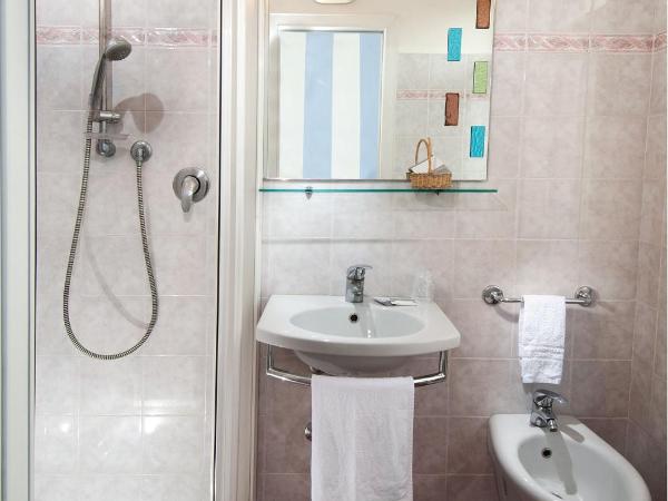 Hotel Cheri : photo 3 de la chambre chambre triple