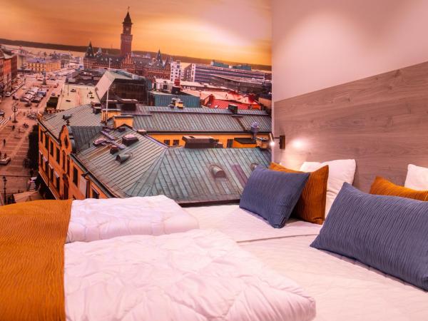 Dream - Luxury Hostel : photo 1 de la chambre chambre triple avec salle de bains commune