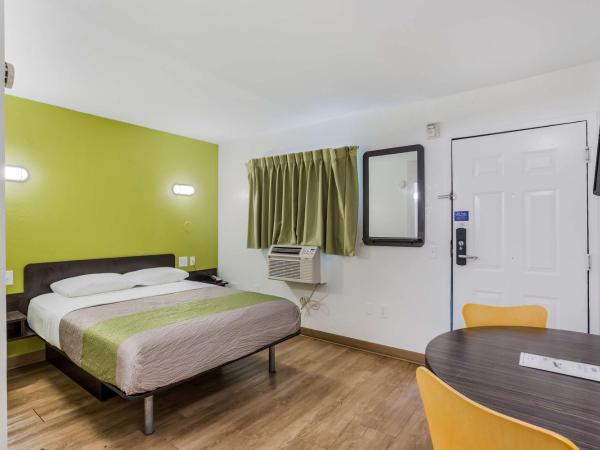 Motel 6-Jacksonville, FL - South : photo 1 de la chambre chambre lit queen-size pour personnes à mobilité réduite avec douche accessible en fauteuil roulant