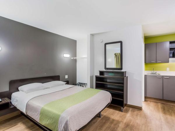 Studio 6-Jacksonville, FL - South : photo 10 de la chambre chambre lit queen-size deluxe - non-fumeurs