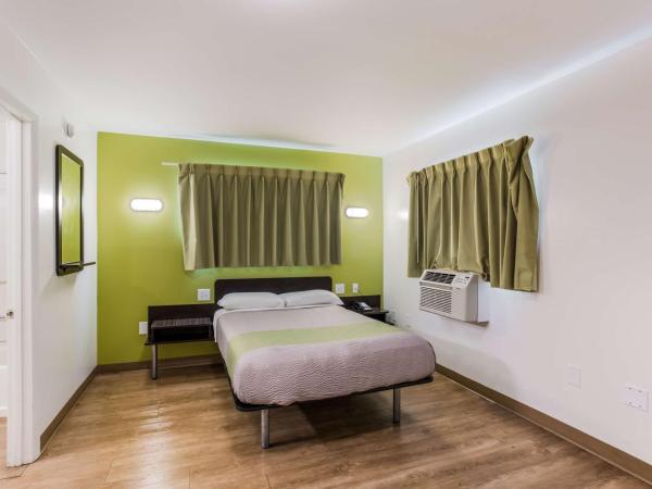 Motel 6-Jacksonville, FL - South : photo 4 de la chambre chambre quadruple - non-fumeurs