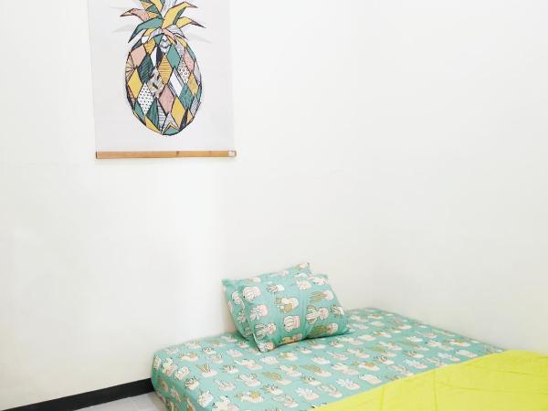 Surabaya Homey near ITS : photo 7 de la chambre chambre lit queen-size