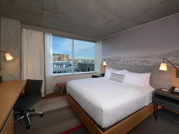 Hotel Indigo Denver Downtown - Union Station, an IHG Hotel : photo 1 de la chambre chambre lit king-size adaptée aux personnes malentendantes - douche accessible en fauteuil roulant