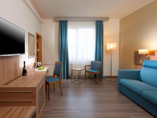 Holiday Inn Prague, an IHG Hotel : photo 2 de la chambre suite lit king-size avec canapé-lit