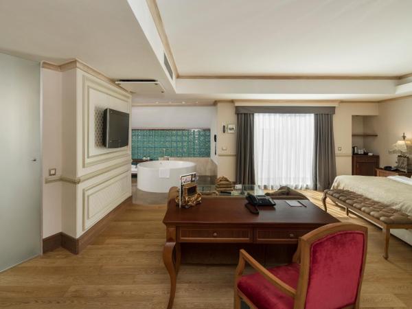 Holiday Inn Istanbul Old City, an IHG Hotel : photo 2 de la chambre suite lit king-size avec spa et balcon - non-fumeurs