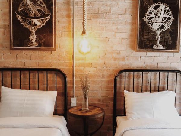 The LOCAL Ari : photo 1 de la chambre chambre lits jumeaux avec balcon