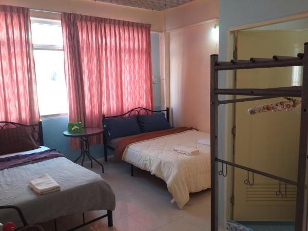 OK.home@Donmuang airport : photo 2 de la chambre chambre triple avec salle de bains privative