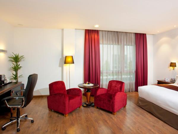 Hotel Crowne Plaza Madrid Airport : photo 4 de la chambre suite lit king-size