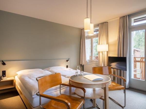 Hotel Alpenruhe - Vintage Design Hotel : photo 5 de la chambre chambre triple avec balcon et vue sur le jardin