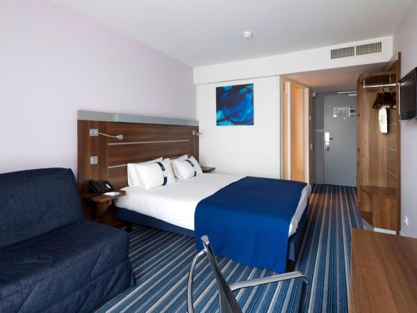 Hôtel Marseille Centre Gare Saint-Charles : photo 1 de la chambre chambre lit queen-size standard avec canapé-lit et vue sur cour