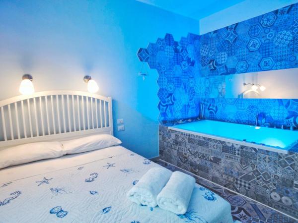 Nereidi Suites : photo 1 de la chambre chambre lit queen-size avec baignoire spa