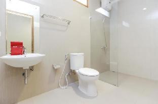 RedDoorz Premium near Ragunan Zoo 2 : photo 6 de la chambre room #408512205
