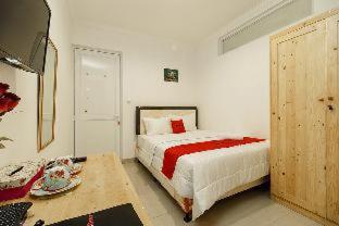 RedDoorz Syariah Plus near Pancoran 2 : photo 1 de la chambre room #521074402