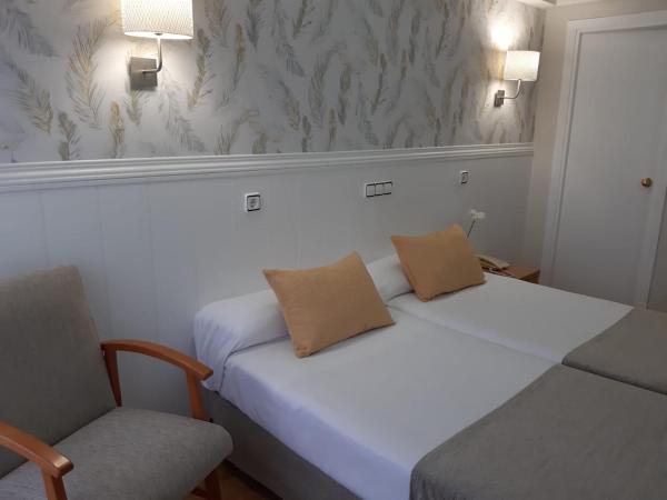 Hotel Almirante : photo 7 de la chambre chambre double ou lits jumeaux