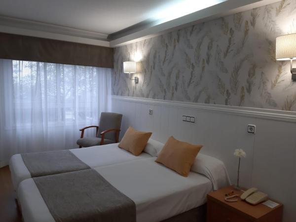 Hotel Almirante : photo 8 de la chambre chambre double ou lits jumeaux